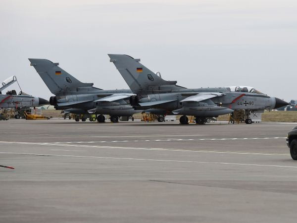 Máy bay chiến đấu Tornado của quân đội Đức tại căn cứ không quân Incirlik, Thổ Nhĩ Kỳ, ngày 21/1/2016. (Nguồn: AFP/TTXVN) Tiêm kích Đức vẫn hoạt động ở Syria dù phải rút khỏi Thổ Nhĩ Kỳ ảnh 1