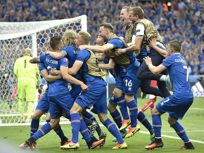 BLV Iceland khóc nức nở khi đội nhà giành vé vào vòng 1/8 ảnh 1