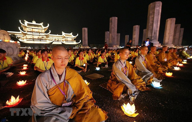 Các tăng ni cầu nguyện hòa bình thế giới tại Đại lễ Vesak 2019. (Ảnh: Dương Giang/TTXVN) Việt Nam - Bức tranh đa sắc màu của đất nước tự do tôn giáo ảnh 2