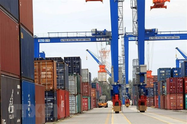 Hoạt động bốc xếp hàng nhập khẩu tại cảng biển Hải Phòng. (Ảnh: An Đăng/TTXVN) Những chính sách kinh tế mới nổi bật có hiệu lực từ tháng 1 năm 2023 ảnh 2
