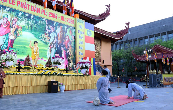 Đại lễ Phật đản 2020 Phật lịch 2564 tại Việt Nam Quốc tự. (Ảnh: Xuân Khu/TTXVN) Việt Nam - Bức tranh đa sắc màu của đất nước tự do tôn giáo ảnh 1