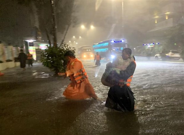 Lực lượng chức năng phường Hòa Khánh Nam (quận Liên Chiểu, Đà Nẵng) khẩn trương đưa trẻ em tại các hộ dân bị ngập đến nơi an toàn. (Ảnh: TTXVN phát) Hướng tới các giải pháp khả thi trong phòng, chống thiên tai ảnh 1