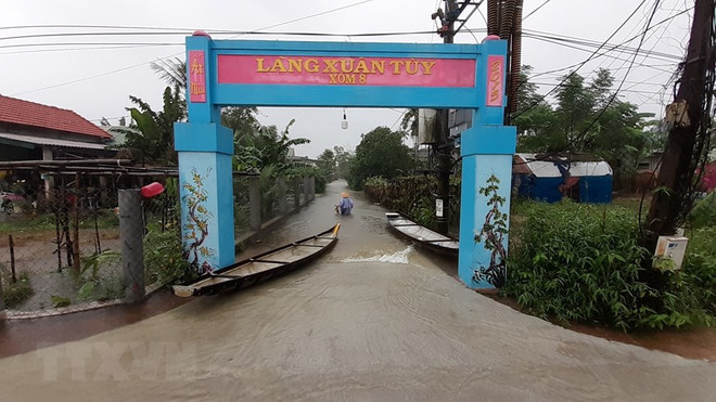 Người dân tỉnh Thừa Thiên-Huế chuẩn bị ghe thuyền để đi lại vì nước lũ dâng cao. (Ảnh: Mai Trang/TTXVN) Hướng tới các giải pháp khả thi trong phòng, chống thiên tai ảnh 2