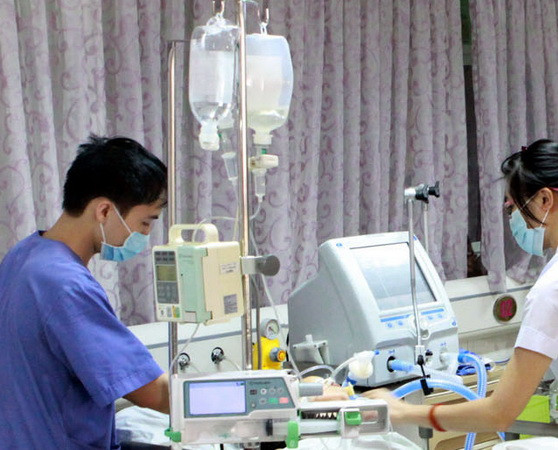 Xót xa bé gái 10 tuổi nguy kịch vì ngất xỉu khi bắt ốc dưới ao ảnh 1