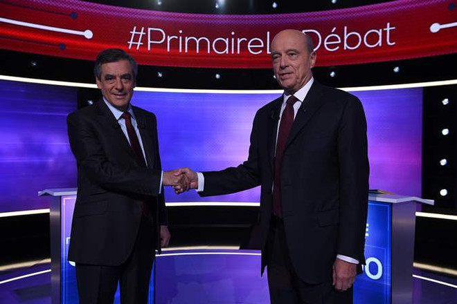 Cựu Thủ tướng François Fillon (trái) và đối thủ Alain Juppé. (Nguồn: AFP/TTXVN) Bầu cử sơ bộ Pháp: Ông Juppé thất bại, cựu Thủ tướng Fillon thắng lớn ảnh 1
