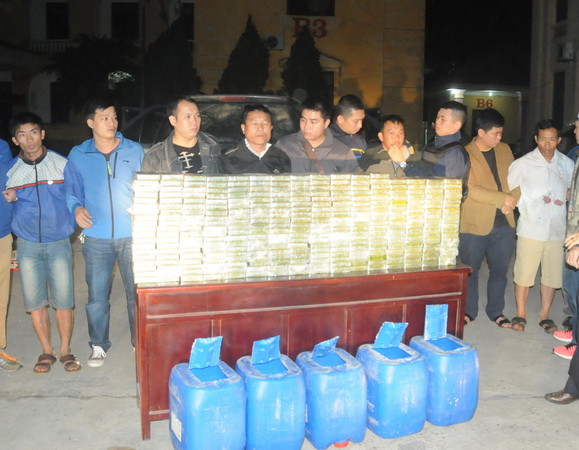 Các đối tượng và tang vật vụ án. (Ảnh: Tạ Toàn/TTXVN) Phó Thủ tướng gửi thư khen Công an Phú Thọ phá án 300 bánh heroin ảnh 1