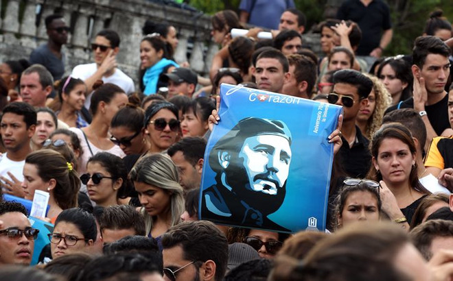 Người dân Cuba tưởng niệm Lãnh tụ Cách mạng kiệt xuất Fidel Castro. (Nguồn: EPA/TTXVN) Thông tấn xã Việt Nam gửi lời chia buồn với nhân dân Cuba ảnh 1