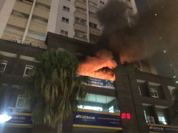 Hà Nội: Trường mầm non trong tòa nhà Vimeco bốc cháy dữ dội ảnh 1