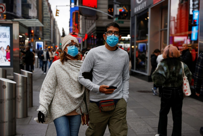 Người dân đeo khẩu trang phòng chống dịch. (Nguồn: Reuters) Mỹ: Số ca mắc mới COVID-19 gia tăng trở lại tại nhiều khu vực ảnh 1