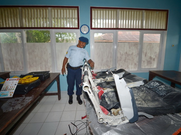 Indonesia sa thải 2 quan chức cấp Bộ sau vụ rơi máy bay QZ8501 ảnh 1