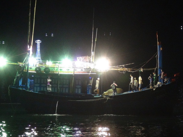 Thanh Hóa: Gió lốc đánh chìm tàu cá, 8 ngư dân được cứu thoát ảnh 1