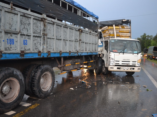 Xe ôtô chở gỗ lậu đâm xe tải, một phụ xe bị gỗ đè tử vong ảnh 1