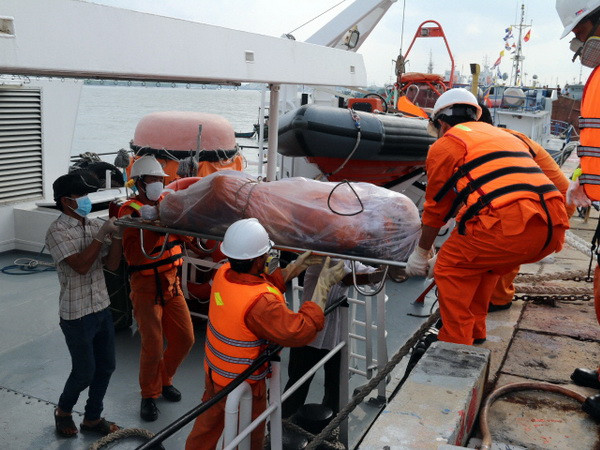 Đưa thi thể 11 nạn nhân vụ nổ bình gas trên tàu cá vào bờ ảnh 1