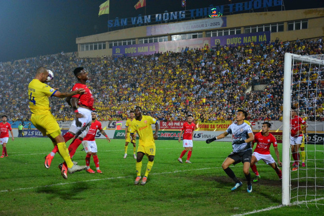 Nam Định vượt qua TP.HCM sau màn rượt đuổi tỷ số kịch tính ảnh 1