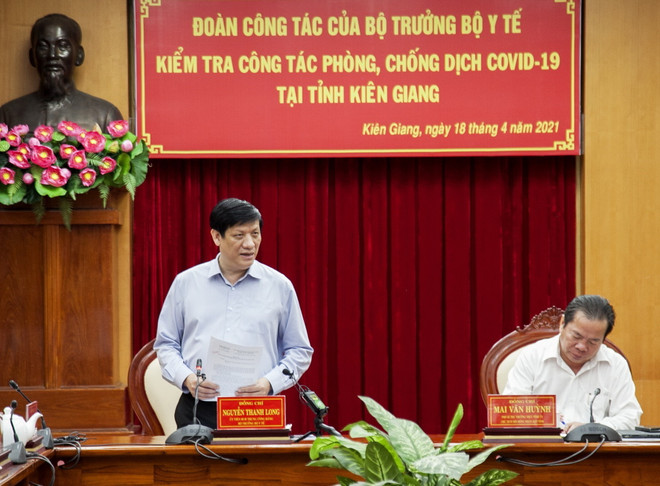 Bộ trưởng Bộ Y tế Nguyễn Thanh Long phát biểu kết luận buổi làm việc. (Ảnh: Hồng Đạt/TTXVN) Kiên Giang chủ động các giải pháp phòng, chống COVID-19 từ biên giới ảnh 1