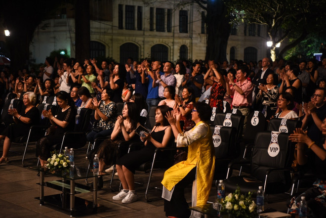 Khán giả Hà Nội ngỡ ngàng, say đắm với đêm hòa nhạc 'xuống phố' ảnh 8