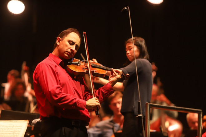 Khán giả Hà Nội ngỡ ngàng, say đắm với đêm hòa nhạc 'xuống phố' ảnh 5