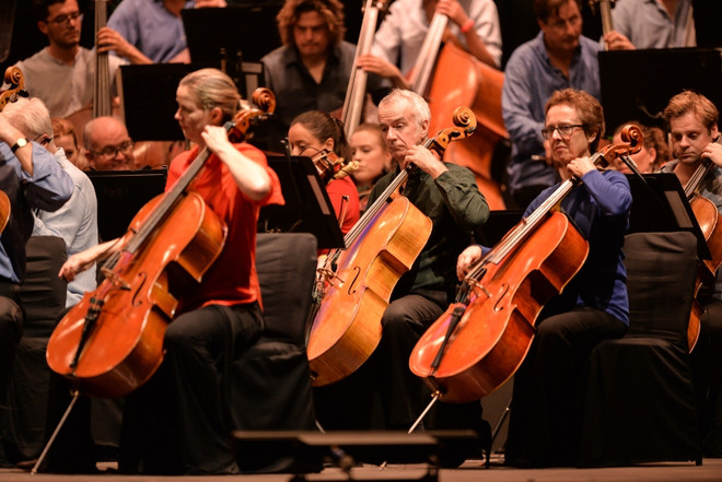 Khán giả Hà Nội ngỡ ngàng, say đắm với đêm hòa nhạc 'xuống phố' ảnh 7