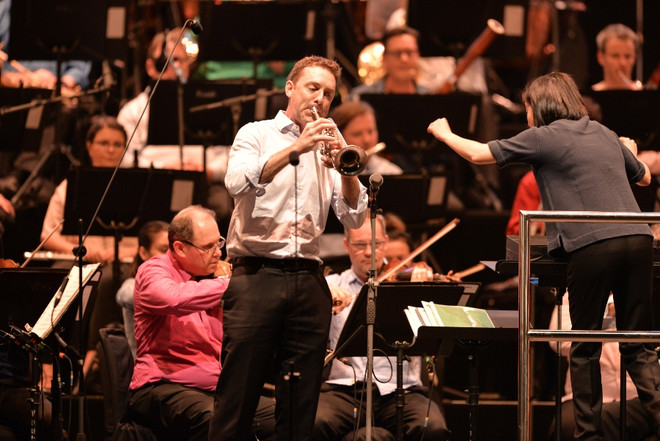 Khán giả Hà Nội ngỡ ngàng, say đắm với đêm hòa nhạc 'xuống phố' ảnh 6