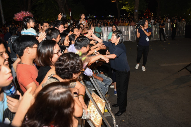 Khán giả Hà Nội ngỡ ngàng, say đắm với đêm hòa nhạc 'xuống phố' ảnh 4