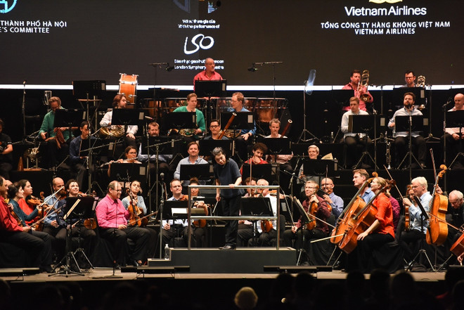 Khán giả Hà Nội ngỡ ngàng, say đắm với đêm hòa nhạc 'xuống phố' ảnh 1