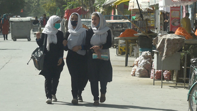 Hình ảnh các nữ sinh Afghanistan đến trường hồi tháng 8/2021. (Nguồn: AFP) Hàng chục nghìn nữ sinh tại Afghanistan trở lại trường học ảnh 1