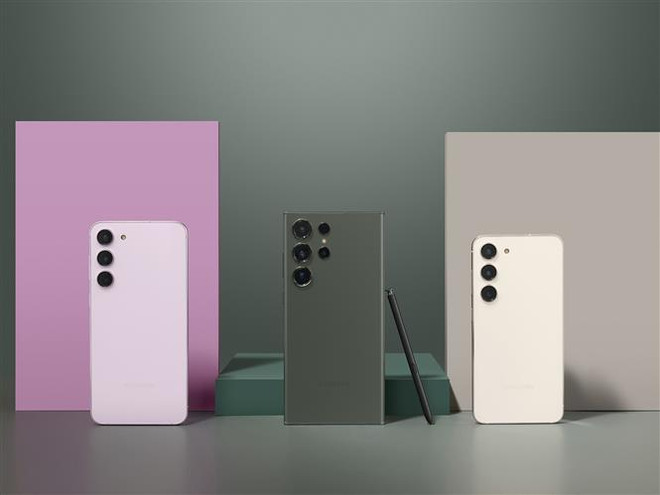 Mẫu điện thoại Galaxy S23 của Samsung được giới thiệu tại sự kiện Unpacked ở San Francisco, Mỹ ngày 1/2/2023. (Ảnh: Yonhap/TTXVN) Samsung đứng số 1 thế giới về thị phần điện thoại thông minh ảnh 1