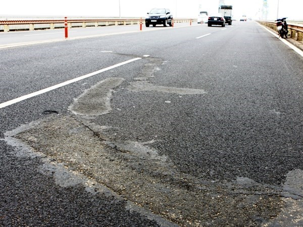 Sửa chữa các vị trí ổ gà, hố sâu lồi lõm trên mặt cầu Thăng Long ảnh 1