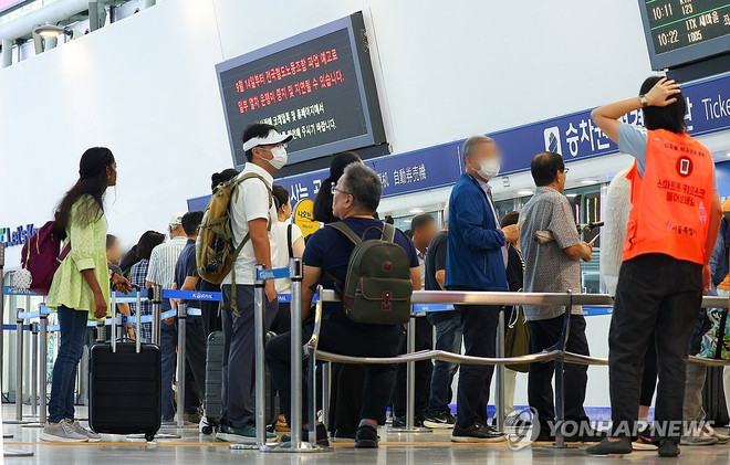 Bảng thông báo cho hành khách về cuộc tổng đình công của công nhân đường sắt tại ga Seoul ngày 13/9. (Nguồn: Yonhap) Hàn Quốc: Nhân viên đường sắt tổng đình công trên toàn quốc ảnh 1