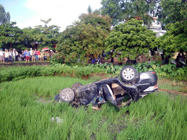 Hải Dương: Tàu hỏa hất tung ôtô xuống ruộng, lái xe bị thương nặng ảnh 1