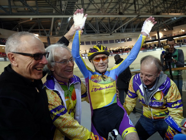 Cụ ông 102 tuổi lập kỷ lục đua xe đạp liên tục trong 1 giờ ảnh 1