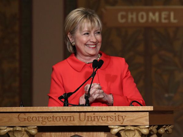 Bà Hillary Clinton cáo buộc Giám đốc FBI và Nga khiến bà thất cử ảnh 1