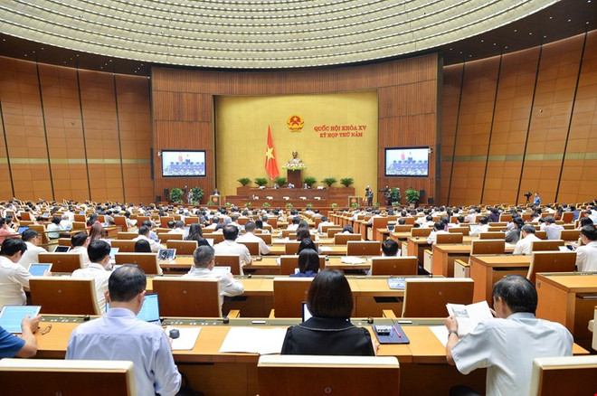 Tại Kỳ họp bất thường lần thứ nhất nhiệm kỳ Quốc hội khóa XV, Quốc hội đã thông qua Nghị quyết số 43/2022/QH15 về chính sách tài khóa, tiền tệ hỗ trợ Chương trình phục hồi và phát triển kinh tế-xã hội.(Ảnh: Vietnam+) 'Quả ngọt' năm 2022: Dấu ấn quan trọng của quyết sách đúng đắn ảnh 1