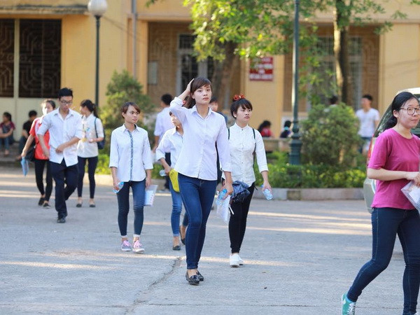 Nắng gắt và khô nóng gia tăng trong ngày đầu tiên của kỳ thi THPT ảnh 1