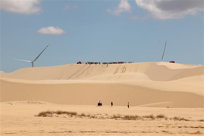 Khách du lịch trải nghiệm tour trượt cát tại Bình Thuận. (Ảnh: Hồng Hiếu/TTXVN) "Sức nóng" du lịch Hè bước vào mùa cao điểm đầy hứa hẹn ảnh 4