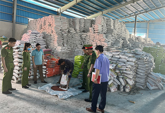 Thanh Hóa: Bắt 3 đối tượng liên quan đến hành vi sản xuất phân bón giả ảnh 1