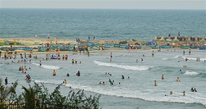 Các bãi tắm đẹp, hoang sơ ở Mũi Né (thành phố Phan Thiết, Bình Thuận) thu hút du khách. (Ảnh: Hồng Hiếu/TTXVN) "Sức nóng" du lịch Hè bước vào mùa cao điểm đầy hứa hẹn ảnh 1