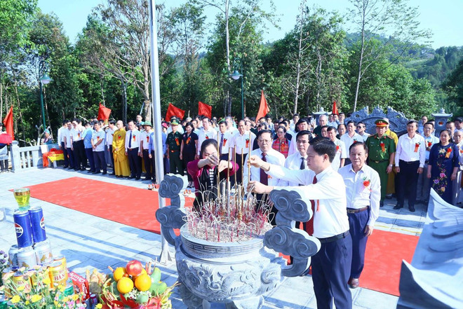 Đại biểu dâng hương tại Đền thờ liệt sỹ tại Khu lịch sử - văn hóa đèo Pha Đin. (Ảnh: Quang Quyết/TTXVN) ttxvn_son_la_le_khanh_thanh_den_tho_liet_sy_tai_khu_lich_su_-_van_hoa_deo_pha_din_1.jpg