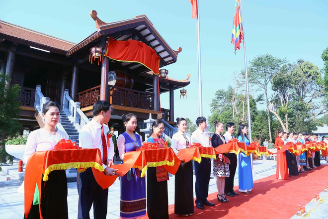 Các đại biểu thực hiện nghi thức cắt băng Khánh thành Đền thờ liệt sỹ tại Khu lịch sử - văn hóa đèo Pha Đin, giai đoạn I. (Ảnh: Quang Quyết/TTXVN) ttxvn_son_la_le_khanh_thanh_den_tho_liet_sy_tai_khu_lich_su_-_van_hoa_deo_pha_din_2.jpg