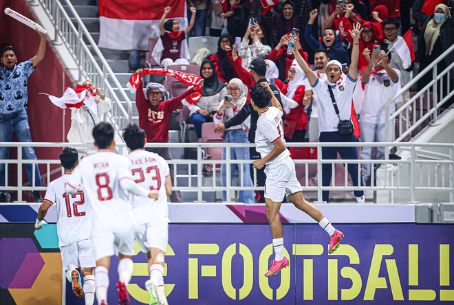 Các cầu thủ U23 Indonesia ăn mừng cùng các cổ động viên có mặt trên sân. (Nguồn: AFC) U23_Indonesia-Han_Quoc_2604-4.jpg
