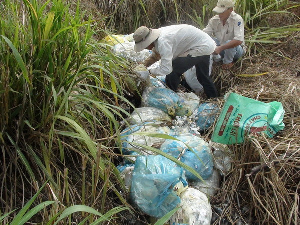 Hòa Bình xác minh vụ chôn lén rác thải y tế trong khuôn viên bệnh viện ảnh 1