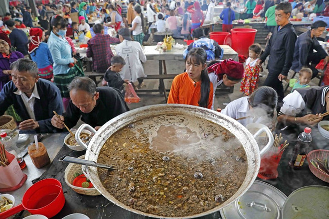 Quầy bán Thắng cố tại chợ phiên Mèo Vạc. (Ảnh: Trần Việt/TTXVN) 4 món ngon tiêu biểu du khách không nên bỏ lỡ khi đến Hà Giang ảnh 2