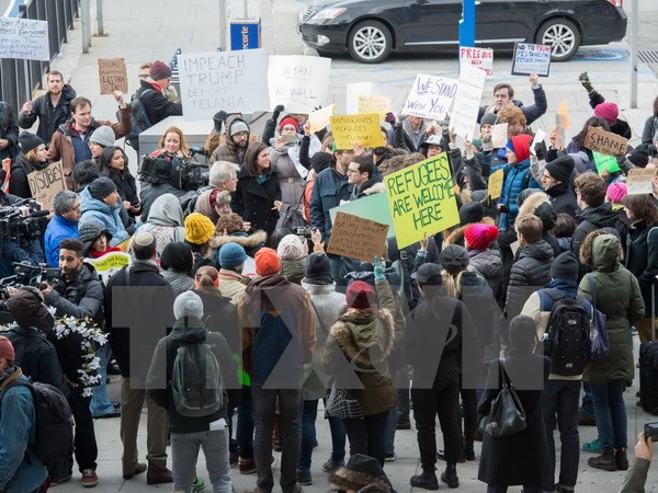 Sự kiện quốc tế 23-29/1: Náo loạn vì lệnh cấm nhập cảnh của ông Trump ảnh 1