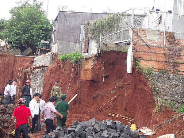 Nạn nhân trong vụ sập đất khi xây kè móng ở Đắk Nông đã tử vong ảnh 1