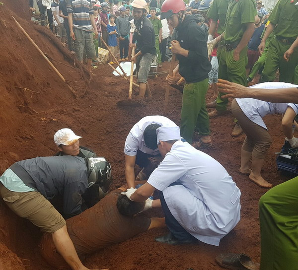 Nạn nhân trong vụ sập đất khi xây kè móng ở Đắk Nông đã tử vong ảnh 2