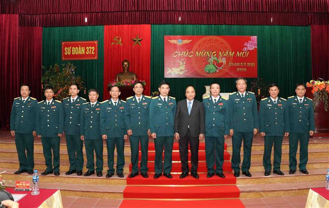 Thủ tướng Nguyễn Xuân Phúc thăm, chúc Tết Sư đoàn Không quân 372 ảnh 1