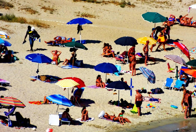 Italy quyết tâm xử nạn "xí chỗ" trên bãi biển của du khách ảnh 1
