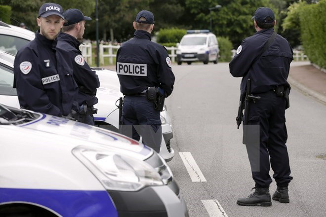 Cảnh sát Pháp triển khai trên các đường phố ở Magnanville. (Nguồn: AFP/TTXVN) Pháp bắt giữ đối tượng liên quan tới vụ tấn công ở Normandy ảnh 1