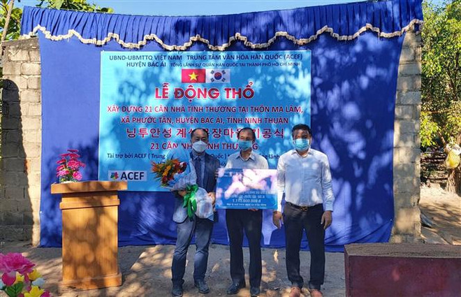 Ông Ko Jae Seung - Giám đốc phụ trách dự án xây dựng nhà tình thương của Trung tâm văn hóa Hàn Quốc (đứng bên trái) trao tặng vốn viện trợ không hoàn lại cho lãnh đạo huyện Bác Ái thực hiện dự án. (Ảnh: Công Thử/TTXVN) Ninh Thuận: Khởi công xây dựng Làng hữu nghị Việt-Hàn tại huyện Bác Ái ảnh 1