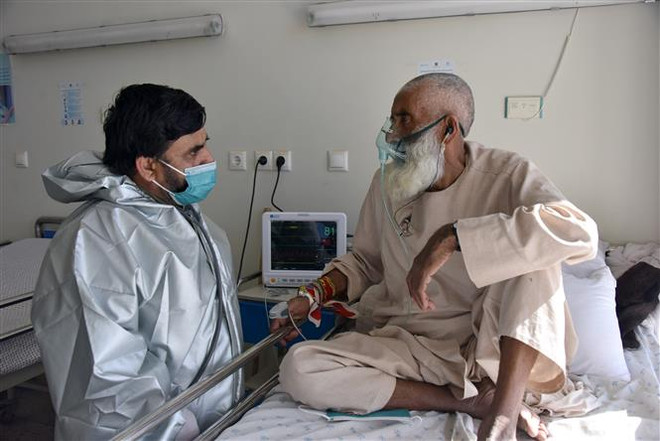 Các quốc gia tiếp tục triển khai tiếp nhận, tiêm vắcxin ngừa COVID-19 ảnh 1